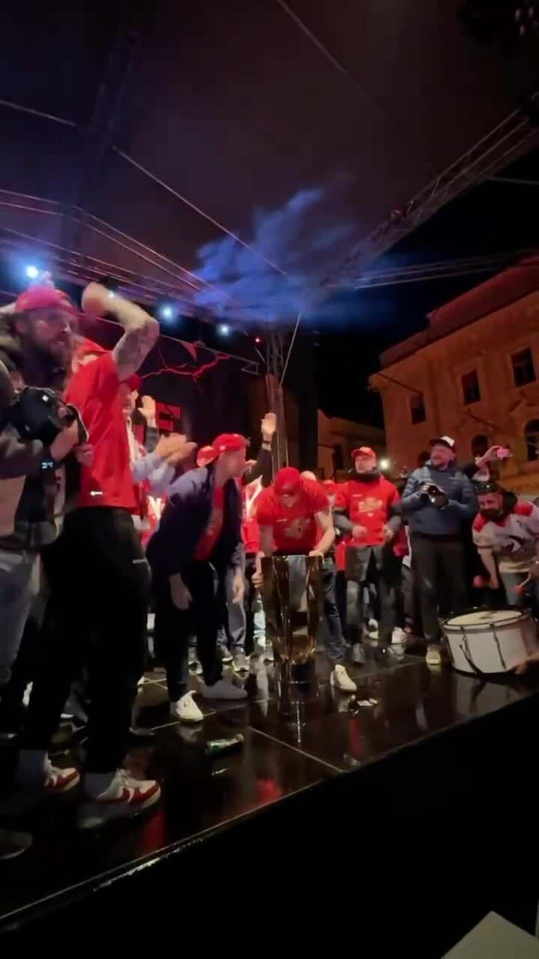Radost v Pardubicích. Tak vypadaly noční oslavy s fanoušky na náměstí