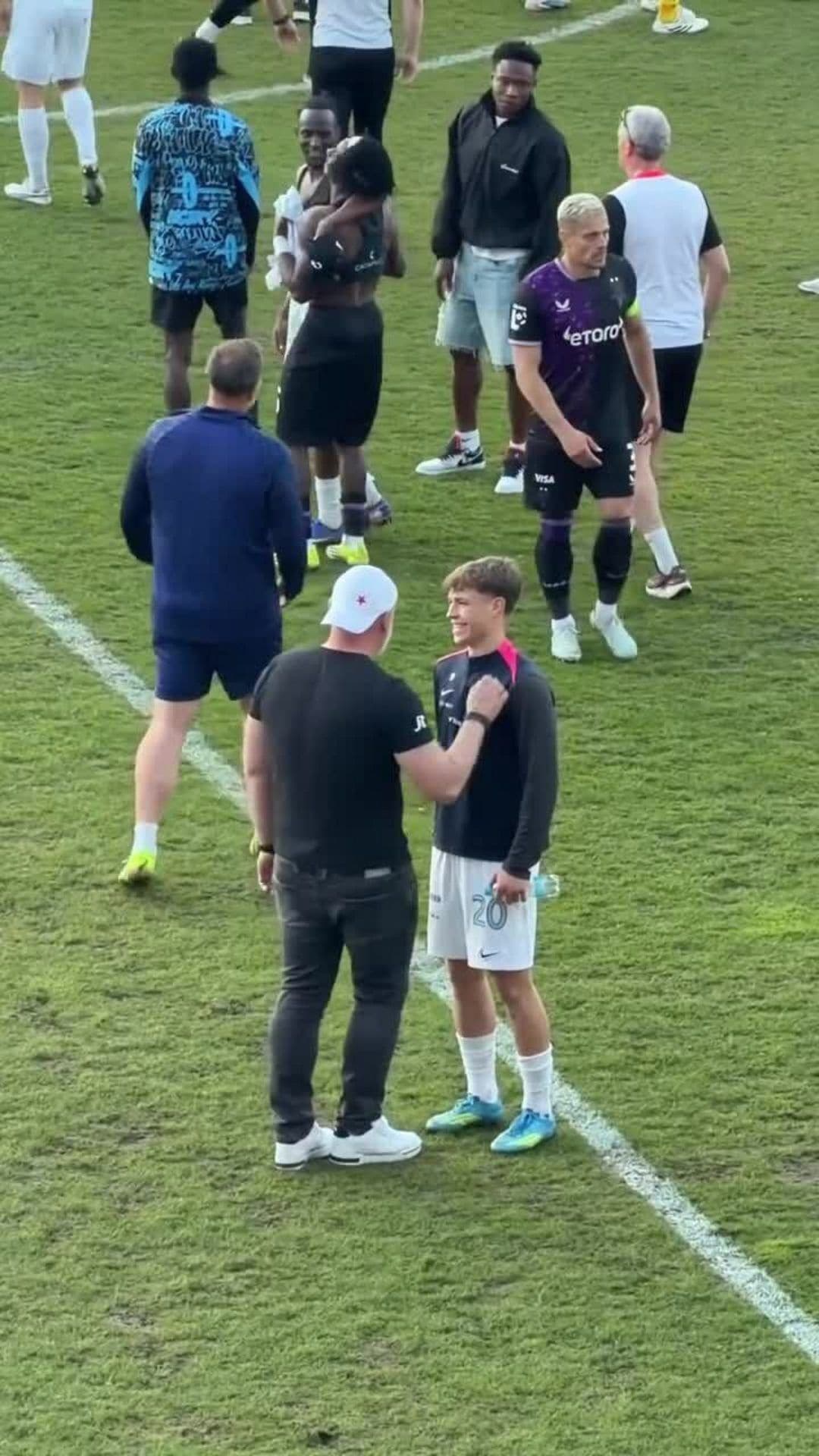 Trpišovský v přátelské konverzaci s Mahmičem