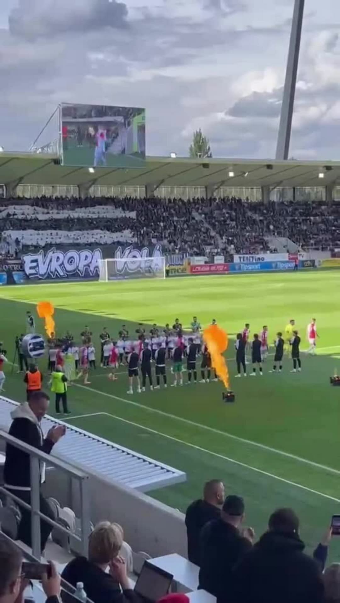 Hráči Hradce při vstupu na trávník vytvořili špalír a tleskali mistrům ze Slavie
