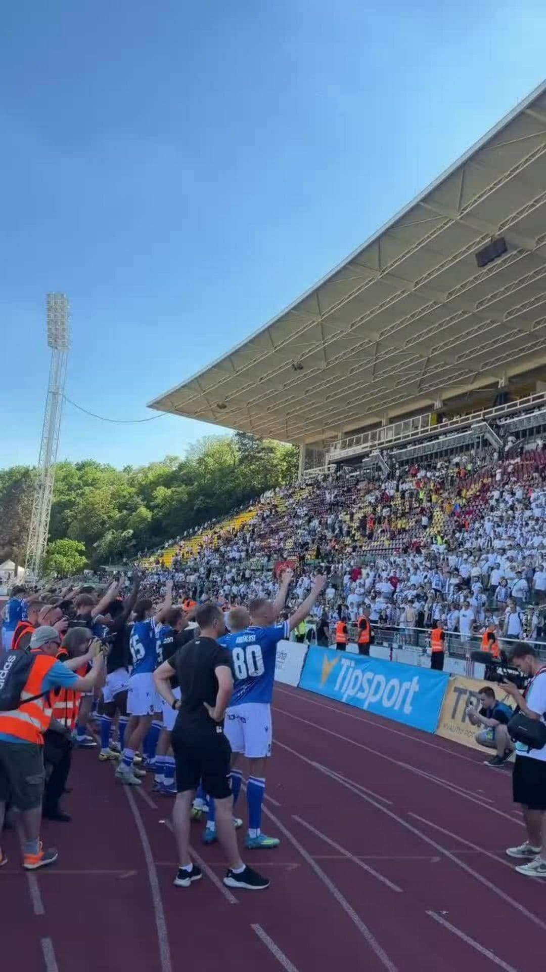 Baníkovci slaví bezprostředně po vítězném zápase na Dukle