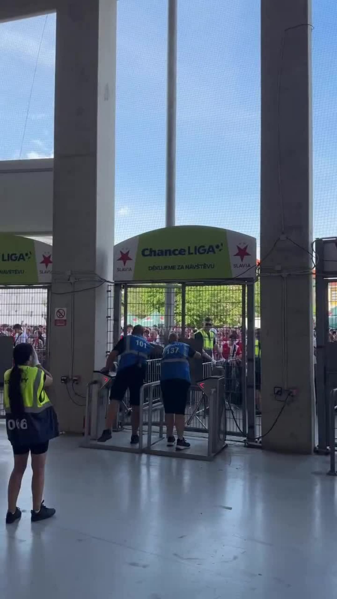 Fanoušci Slavie vstupují do Edenu na mistrovské oslavy