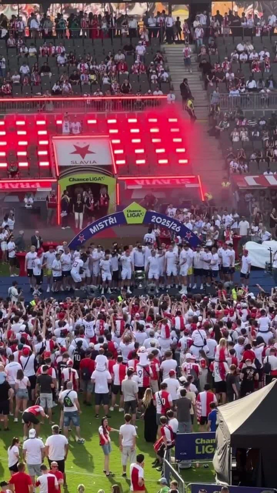 Radost s pohárem před fanoušky Slavie