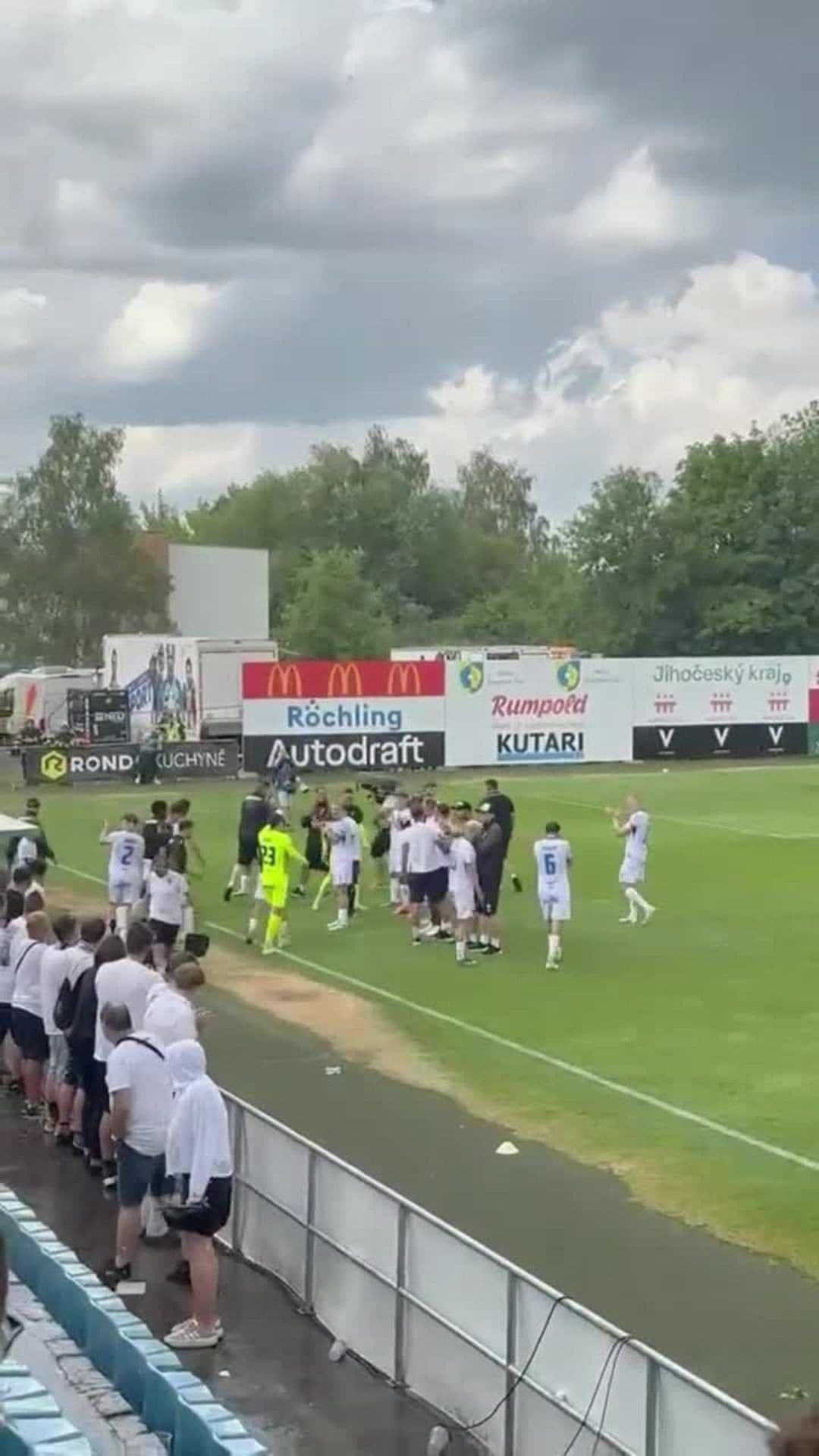 Hráči Baníku slaví záchranu v Chance Lize, fanoušci jim navíc vrátili dresy