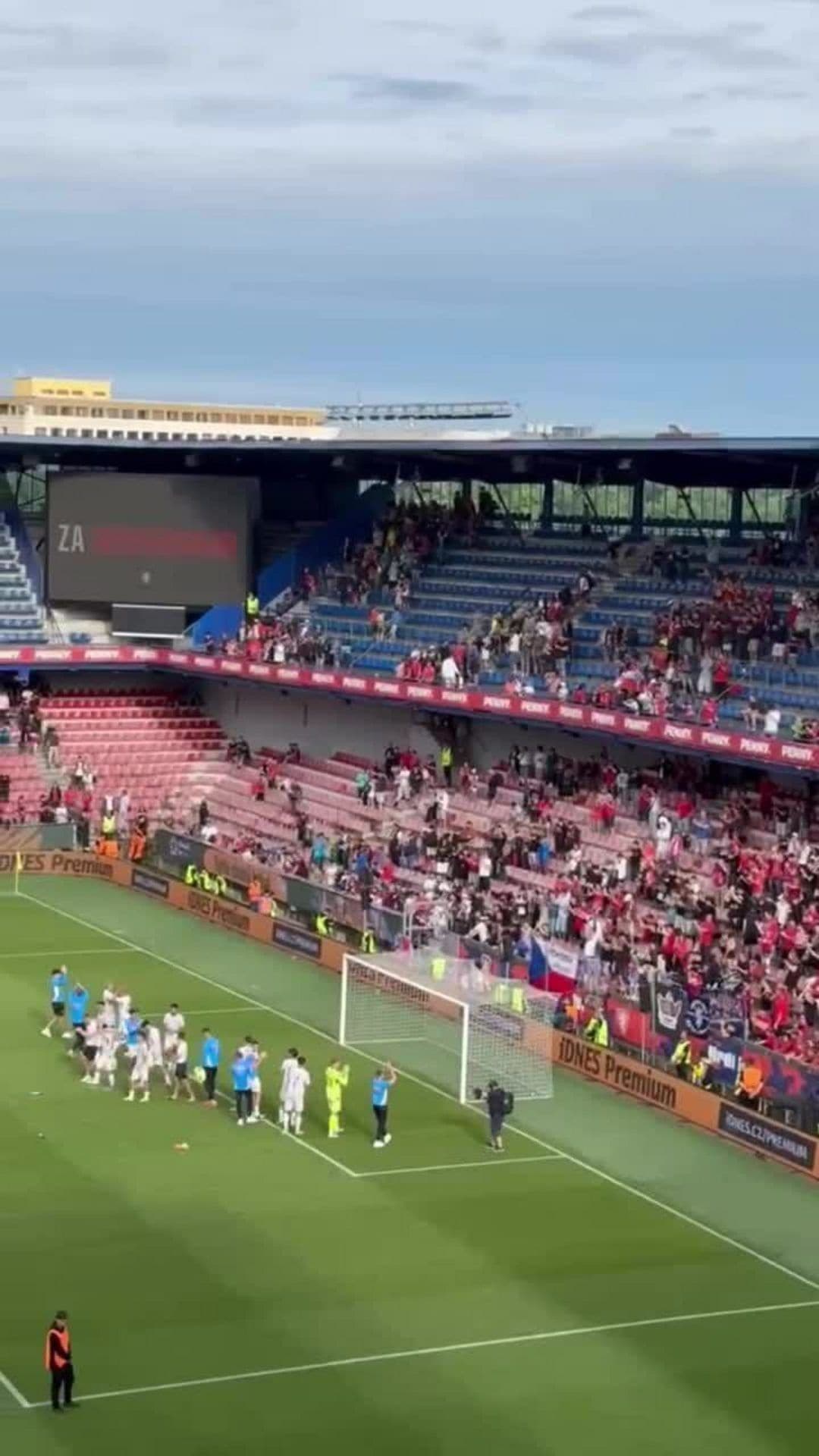 Děkovačka českých fotbalistů po výhře nad Kosovem