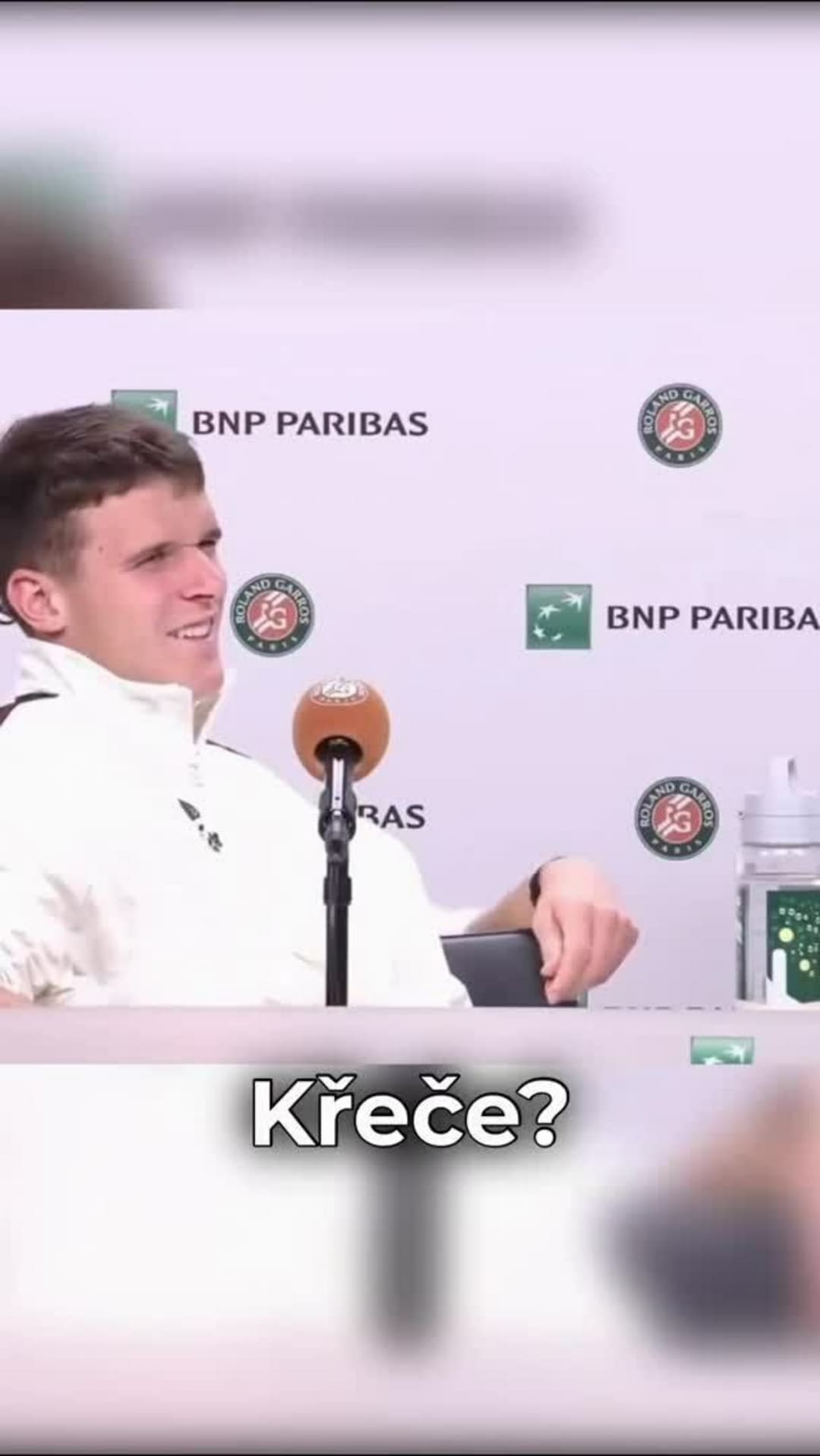 Jakub Menšík dostal na tiskovce po čtvrtfinále křeč do nohy