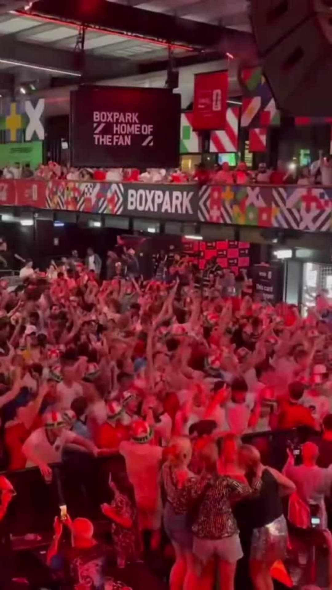 Angličtí fanoušci slaví v Londýně výhru nad Chorvatskem