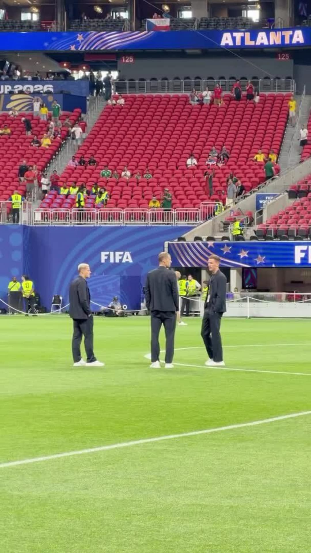 Čeští reprezentanti dorazili na stadion v Atlantě před utkáním proti JAR