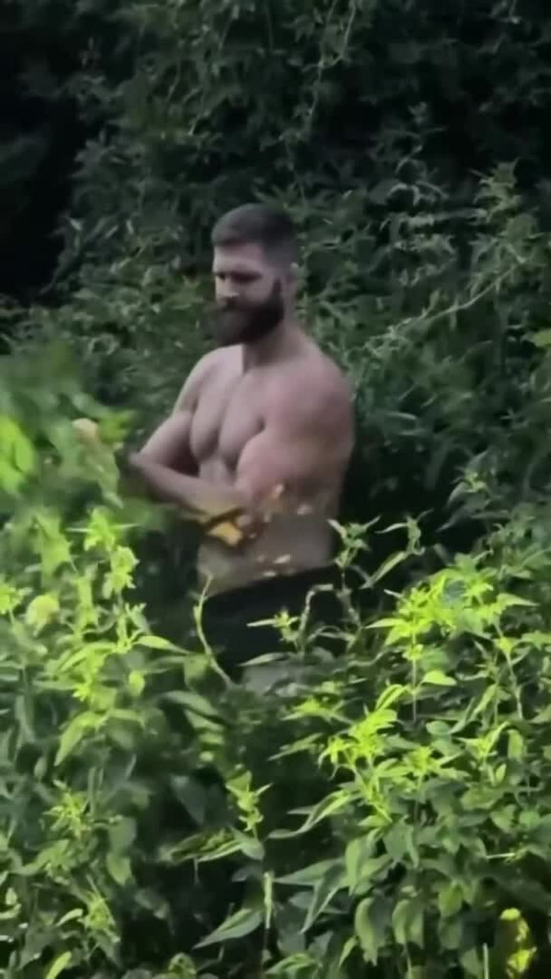 Procházkův šílený rituál. Popálil si celé tělo kopřivami