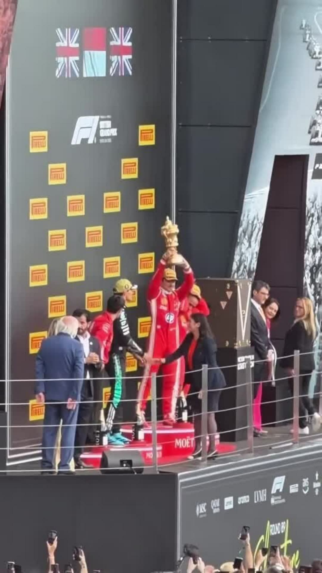 Charles Leclerc slaví první výhru v sezoně