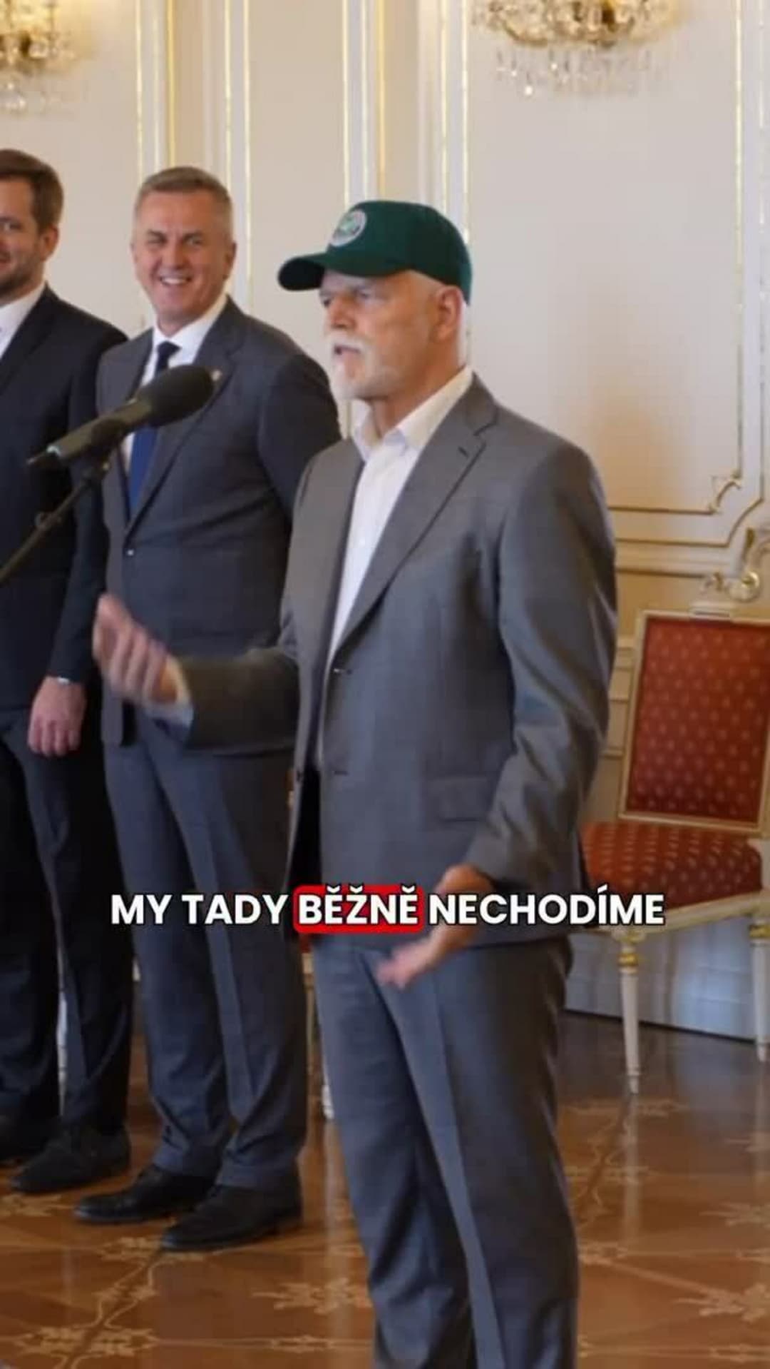 Prezident Pavel dodržel slib, české hrdinky z Wimbledonu přivítal v kšiltovce