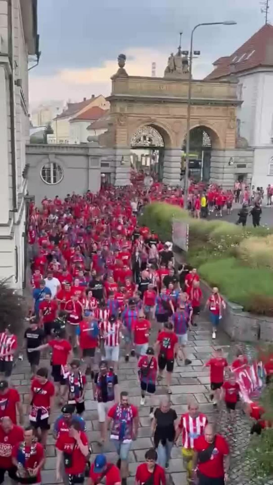 Fanoušci Plzně a Zbrojovky vyrazili společným pochodem na stadion
