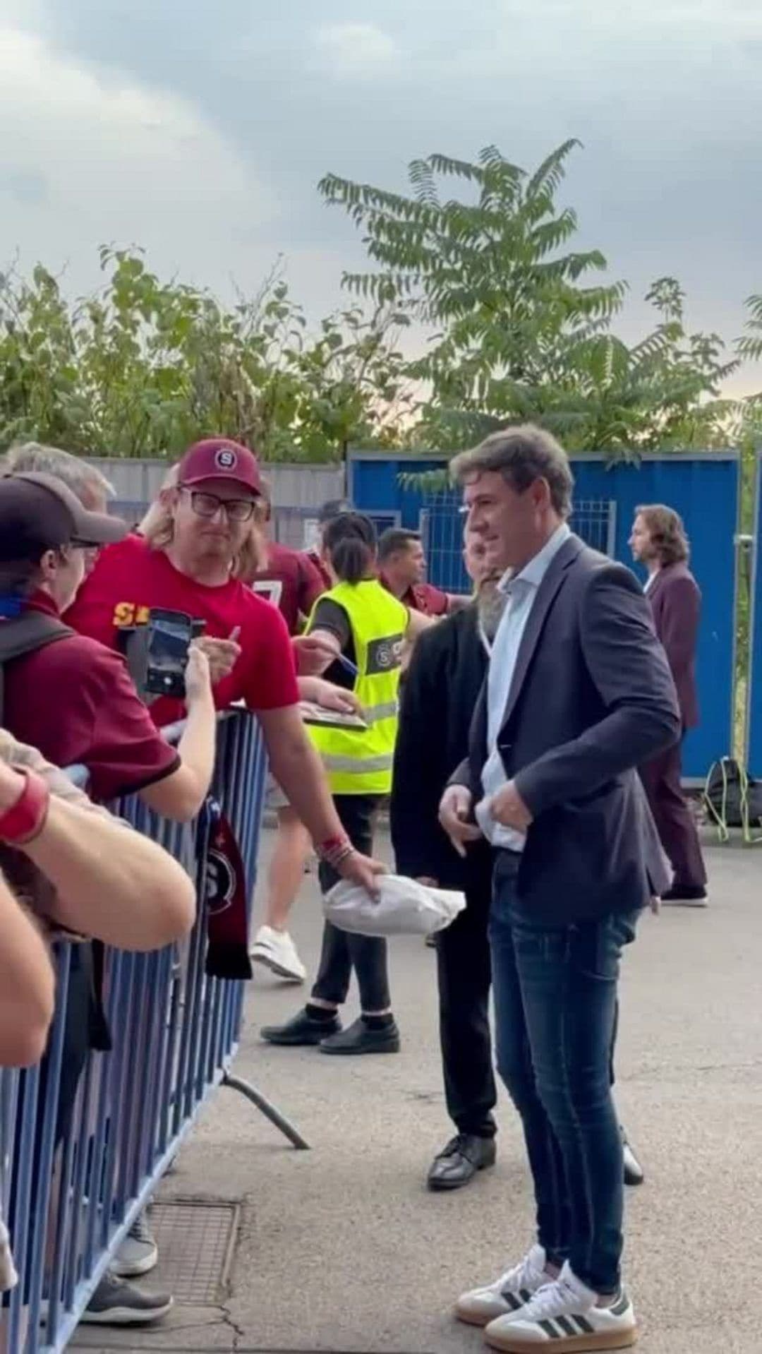 Reprezentační trenér Santi Denia se fotí s fanoušky na Letné