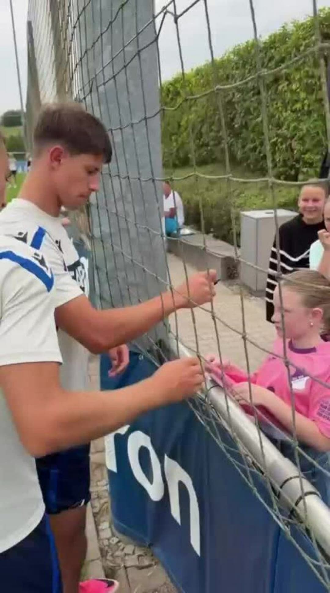 Ne, tebe nechci! Mladá fanynka Hoffenheimu odmítla Hložkův podpis na dres