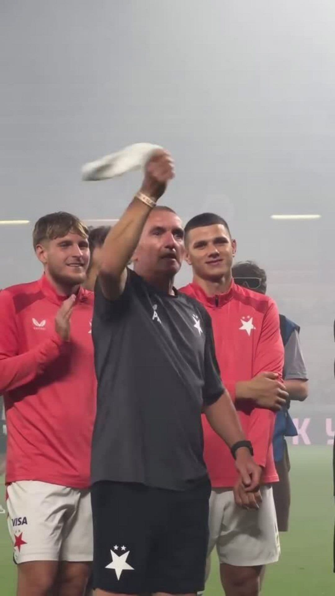 Pavel Řehák po vítězném derby tradičně oslavoval s kapesníčkem