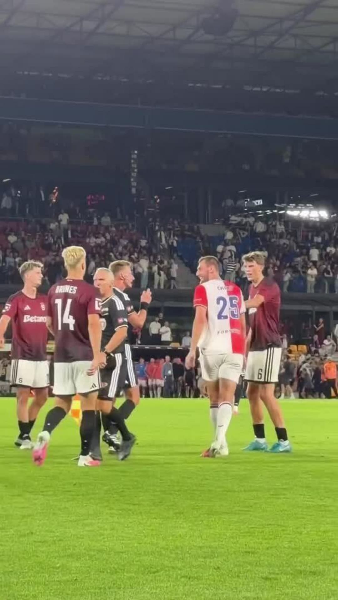 Chorý po konci derby gesty provokoval domácí fanoušky i hráče