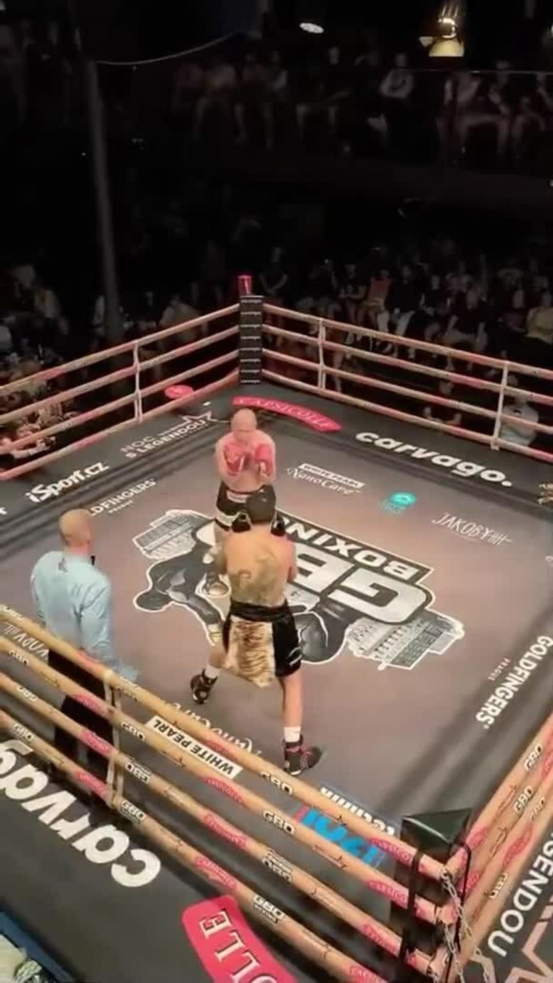 Sliboval rychlé ukončení, Konečný ale influencera porazil až na body