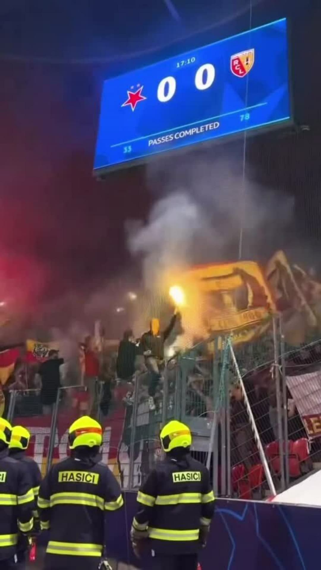 Pyro show fanoušků z Francie během úvodního duelu Slavie v Lize mistrů
