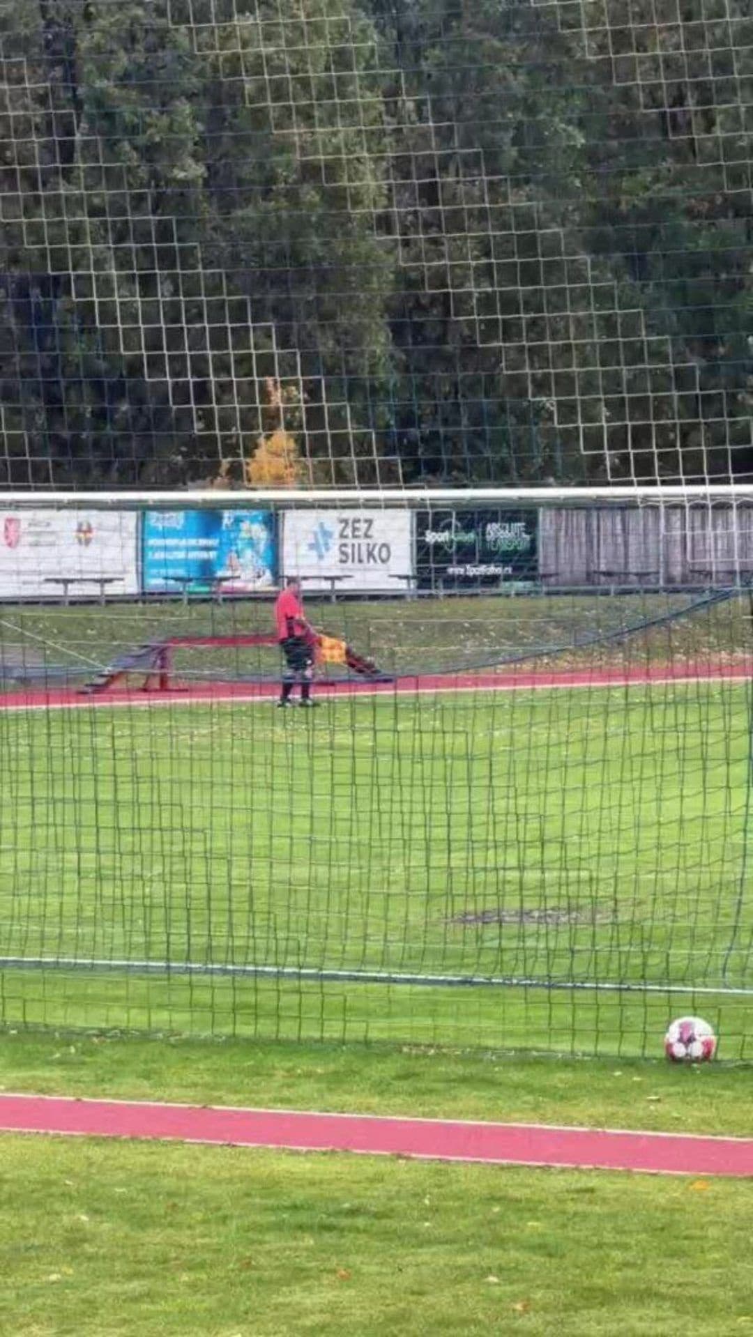 Podivné chování asistenta rozhodčího v utkání 7. ligy v Žamberku