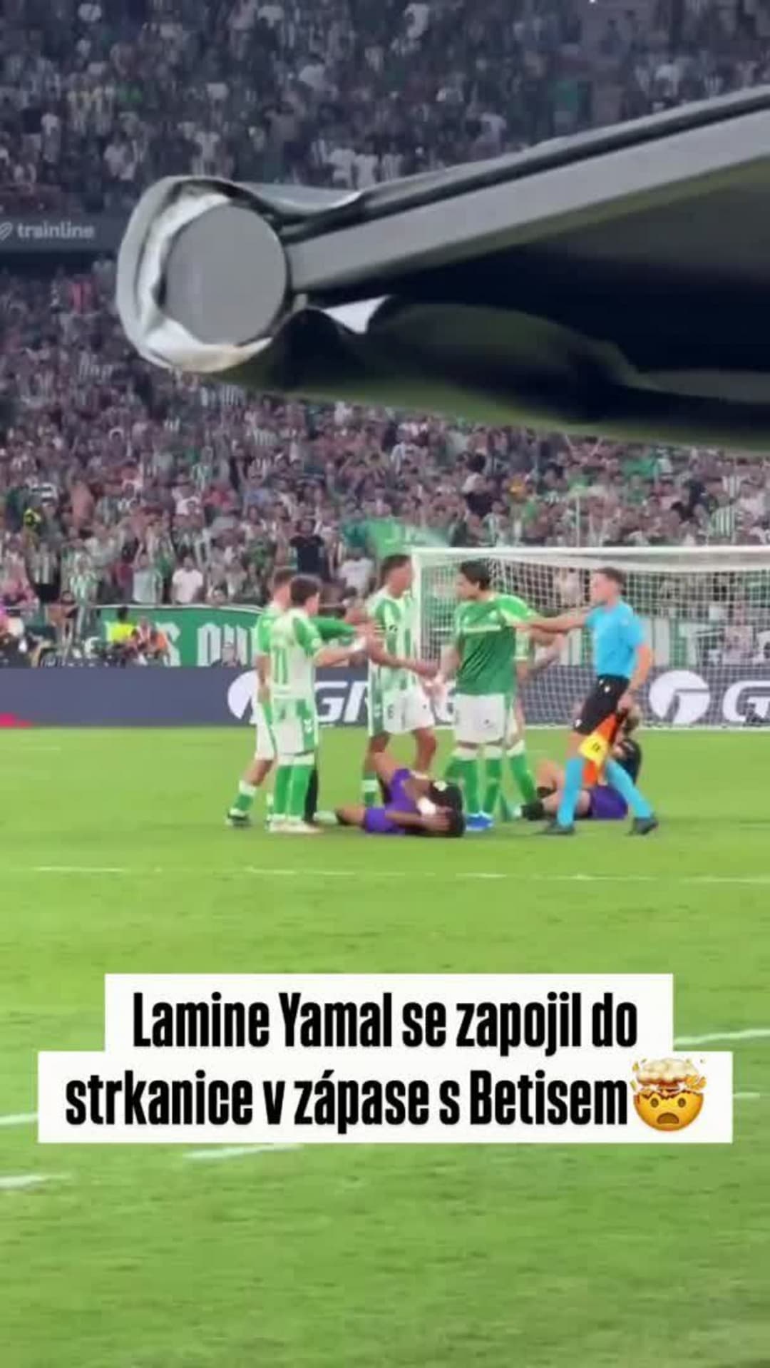 Yamal byl v utkání Barcelony na půdě Betisu u pořádné strkanice!