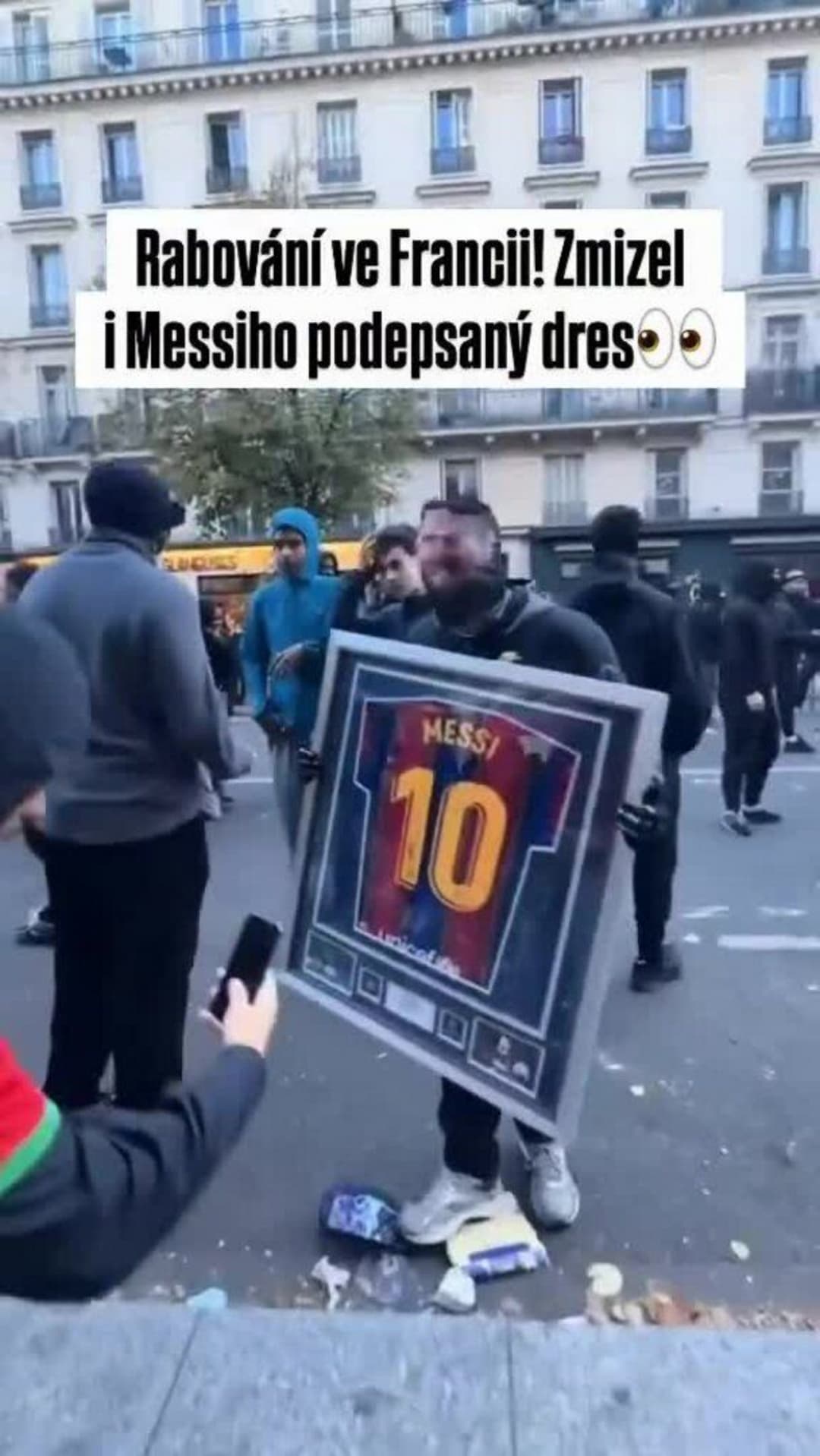 Ukradený Messiho dres během výtržností v Paříži