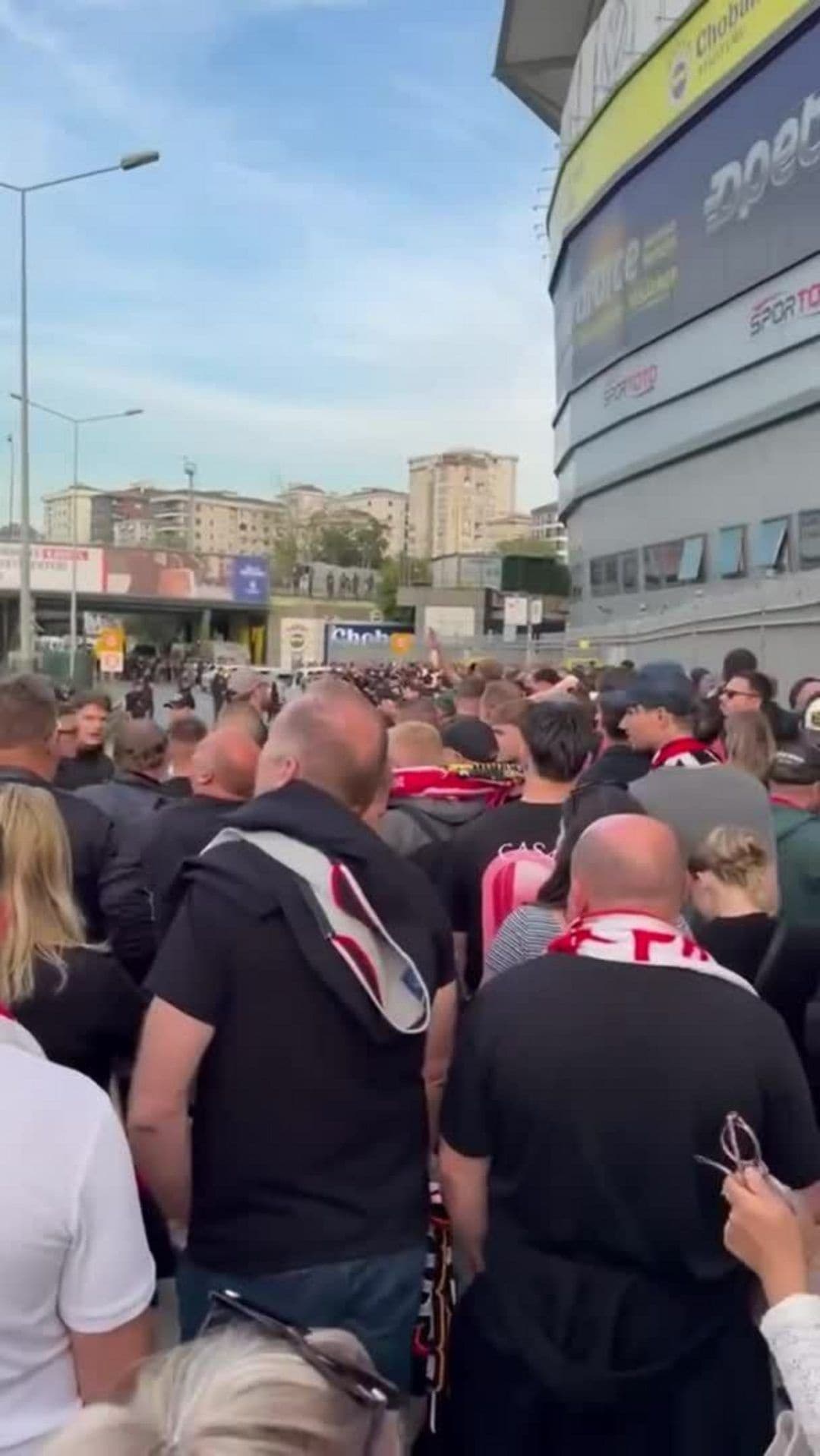 Fanoušci Slavie společně míří na stadion Fenerbahce