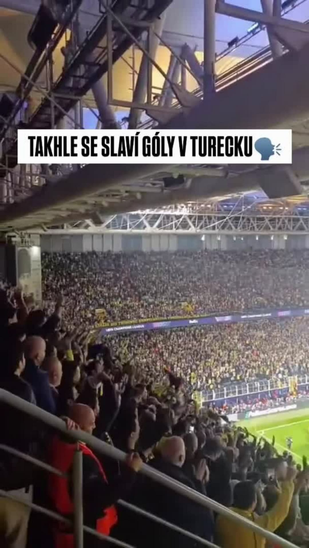 Takhle se slaví góly v Turecku, Fenerbahce jde proti Slavii do vedení