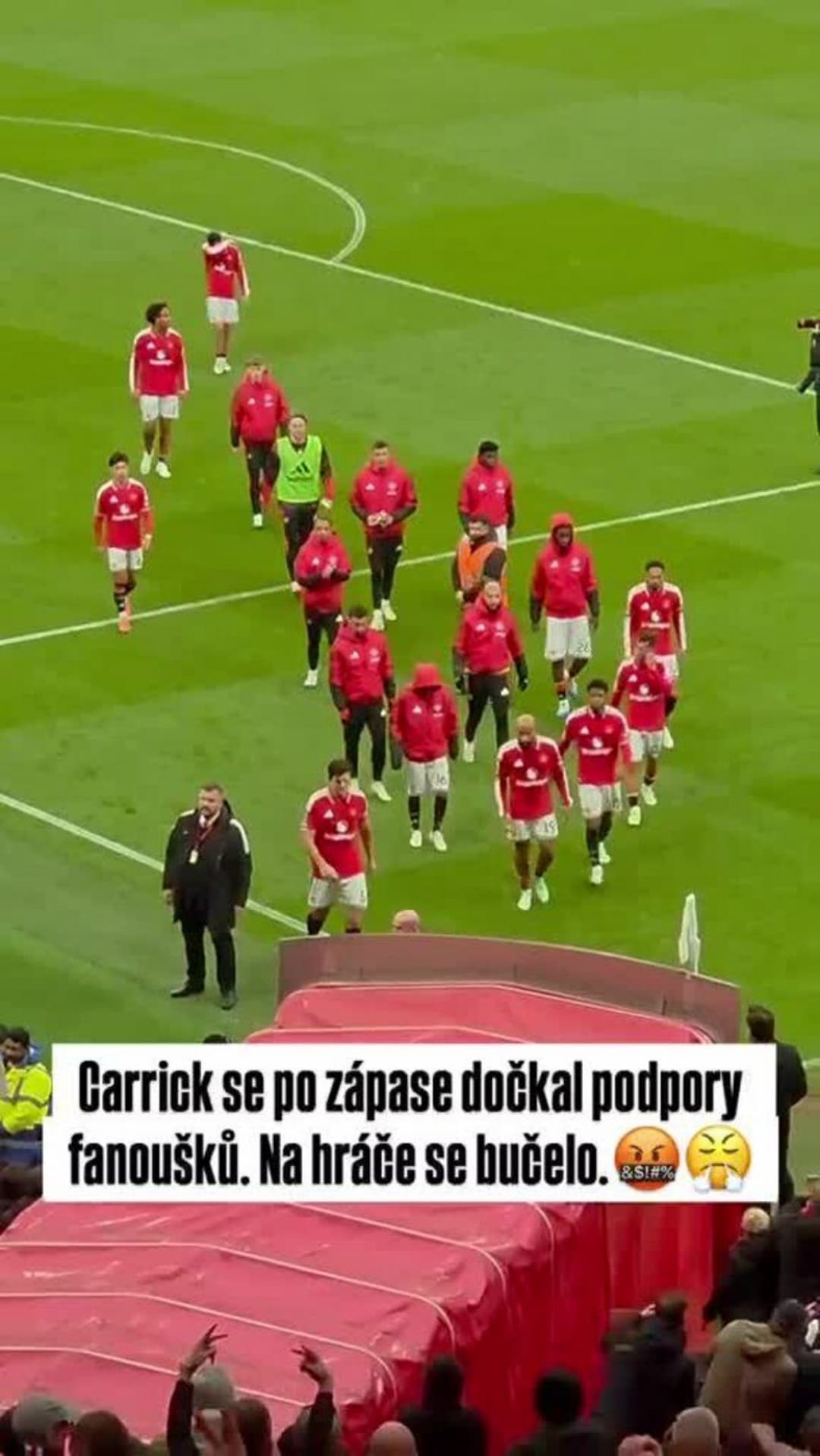 Skončí Carrick na lavičce United? Má podporu fanoušků, na hráče se bučelo