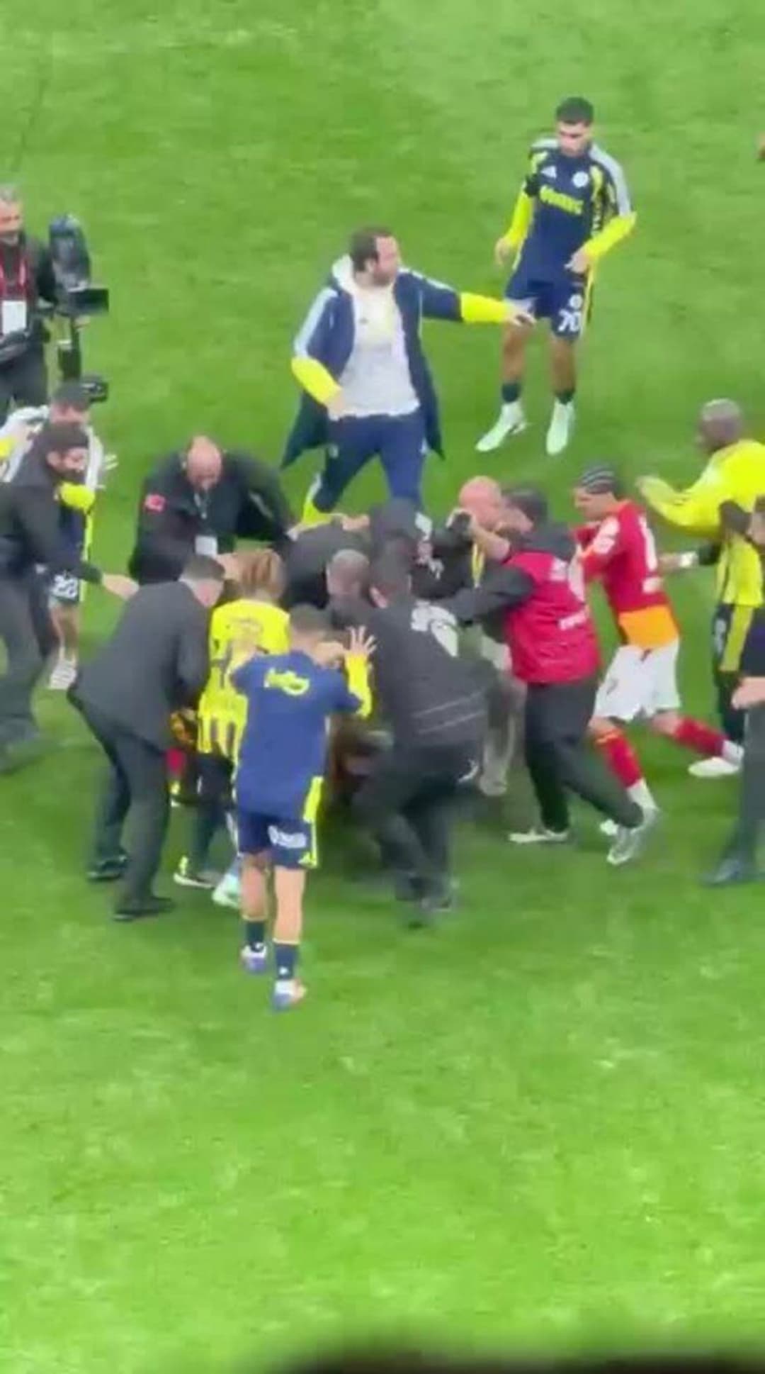 Totální chaos v Istanbulu! Po derby padaly červené a zasahovala policie